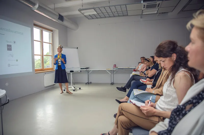 Olga Kairienė veda mokymus auditorijai