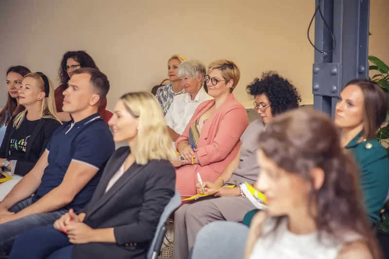 Mokymų dalyviai klausosi Olgos Kairienės pranešimo