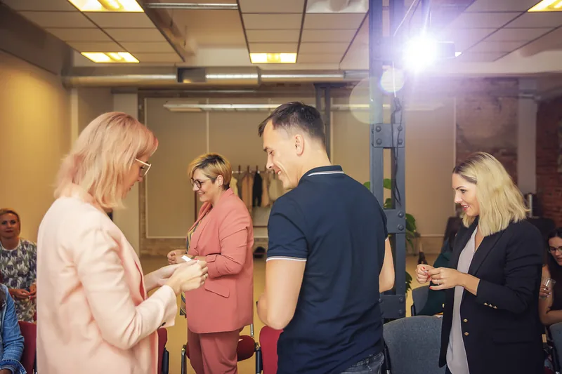 Mokymų dalyviai bendrauja per pertrauką